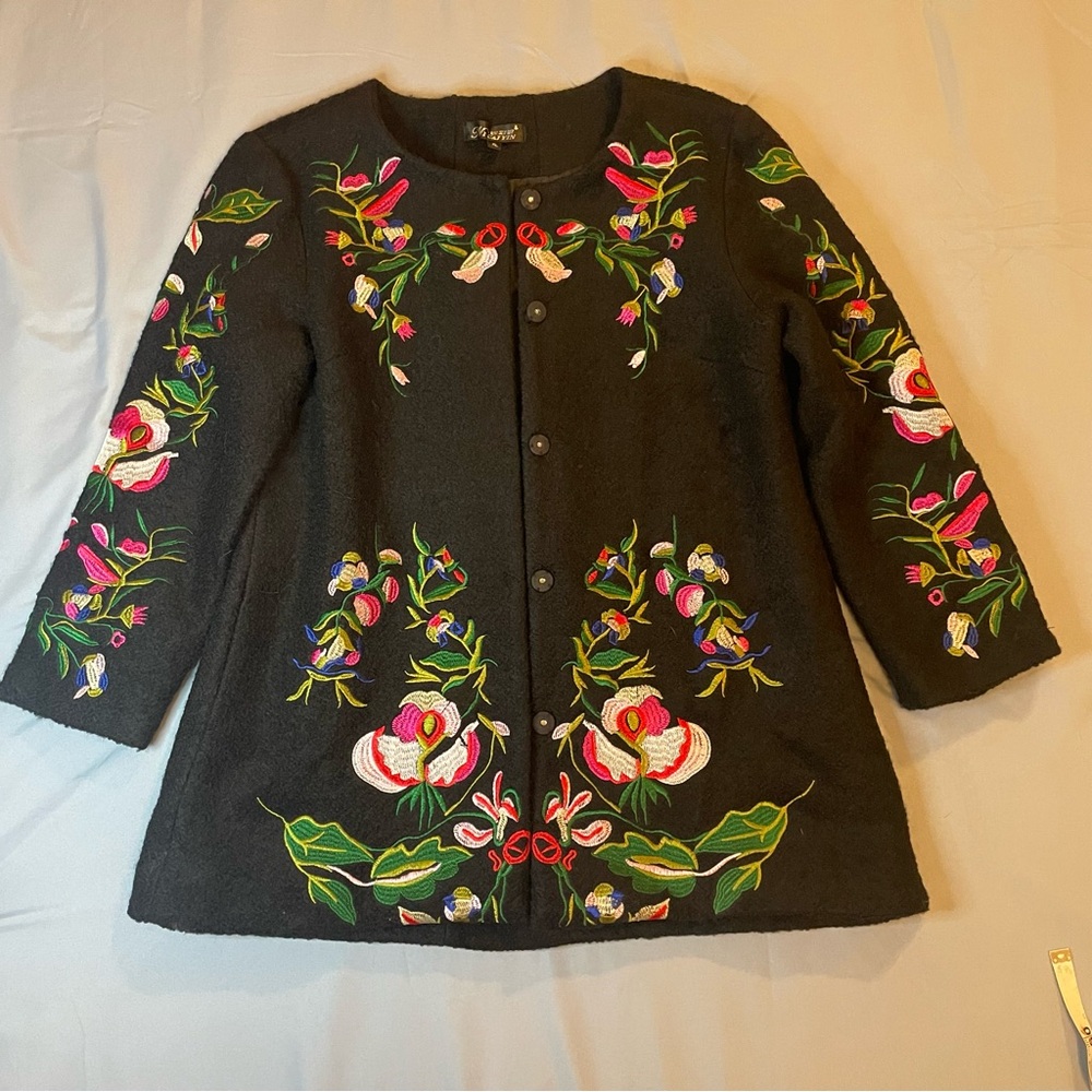 Elegant Vintage Embroidered Floral Black Jacket.
Size XL - Picture 1 of 15